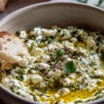 Einfaches Kräuter-Feta-Dip-Rezept mit Olivenöl genießen!