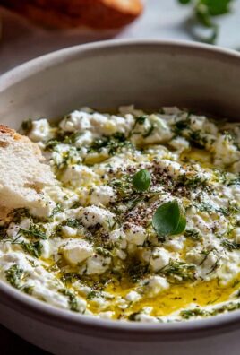 Einfaches Kräuter-Feta-Dip-Rezept mit Olivenöl genießen!