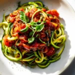 Zucchini Nudeln mit Tomaten-Basilikum Sauce – Gesund & Lecker!